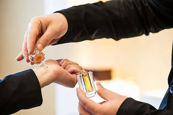 How to use and apply concentrated perfume oils? - Maison dOrient